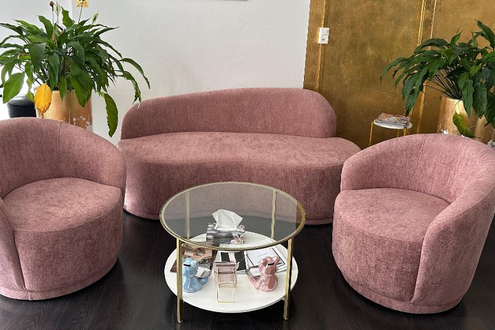 Lounge mit Samtsofa und Goldtisch im Nailbloom Studio